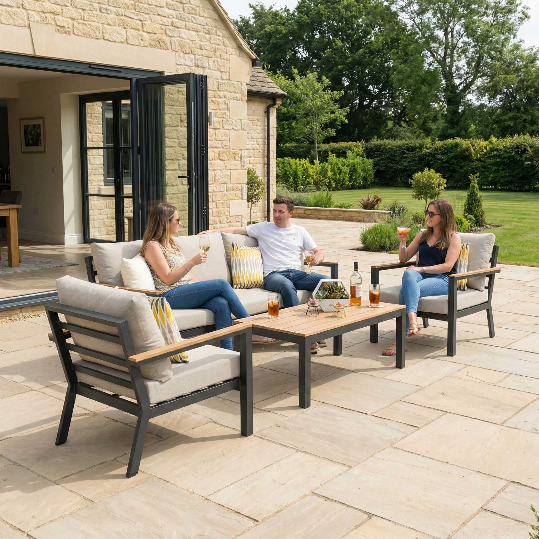 Nova Eleanor side table outdoor