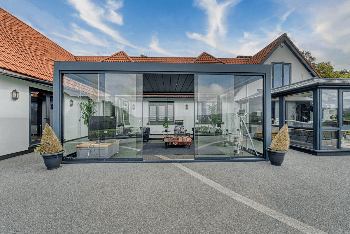 Pinela Deluxe with large glass doors and a clear sky