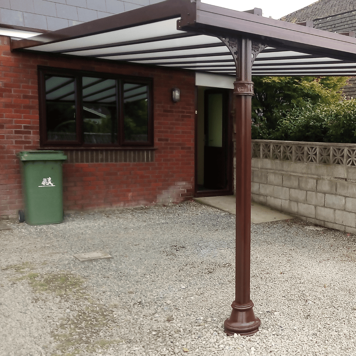 Simplicity 35 brown aluminium veranda structure