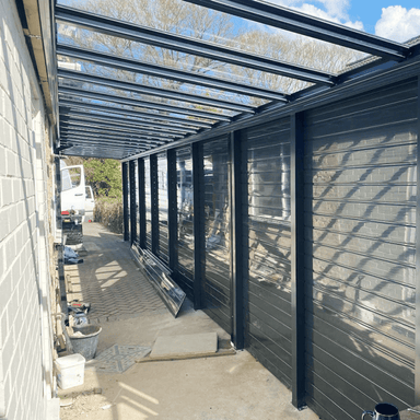 Simplicity 6 veranda with outdoor blinds