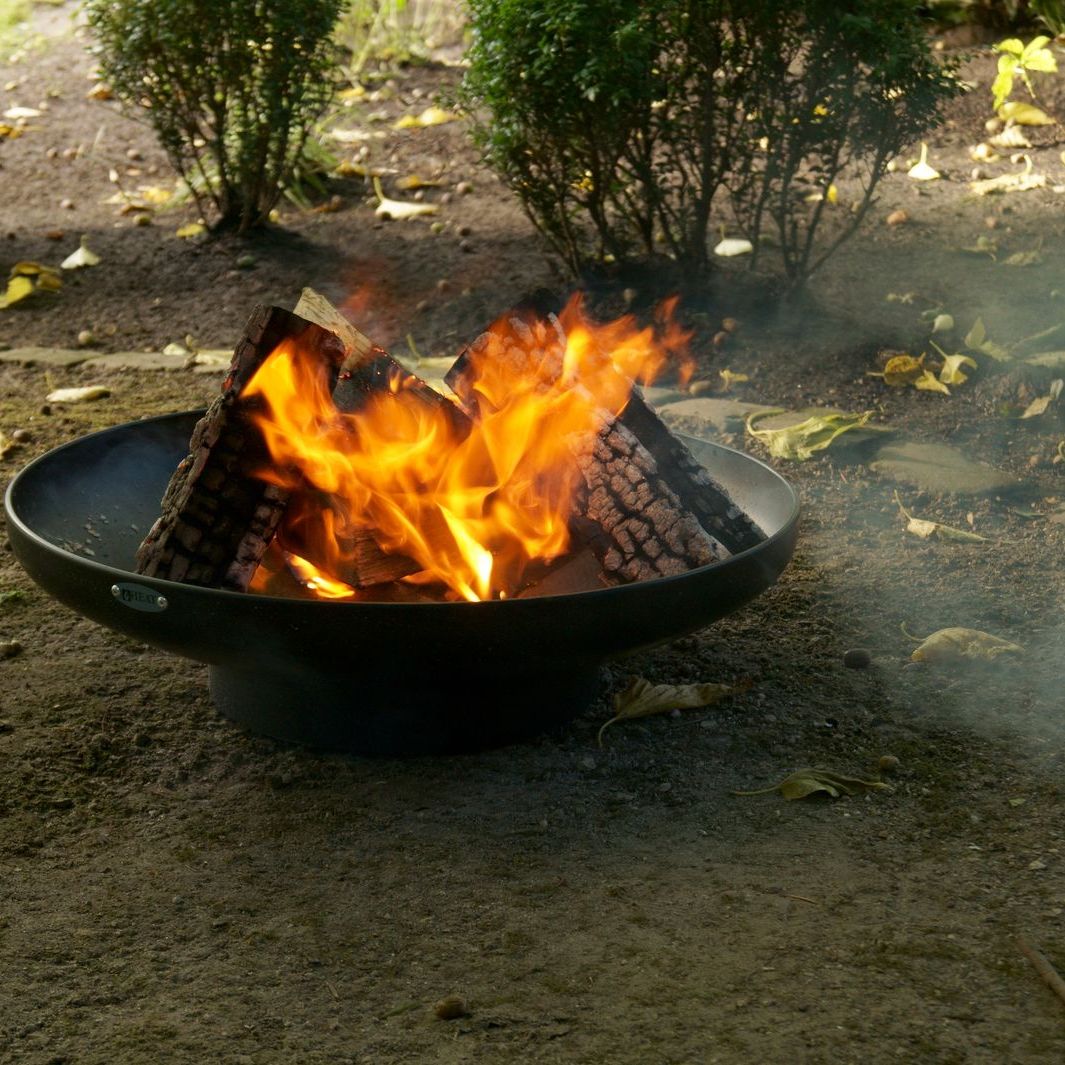 HEAT Classic black fire bowl with flames and logs, close view