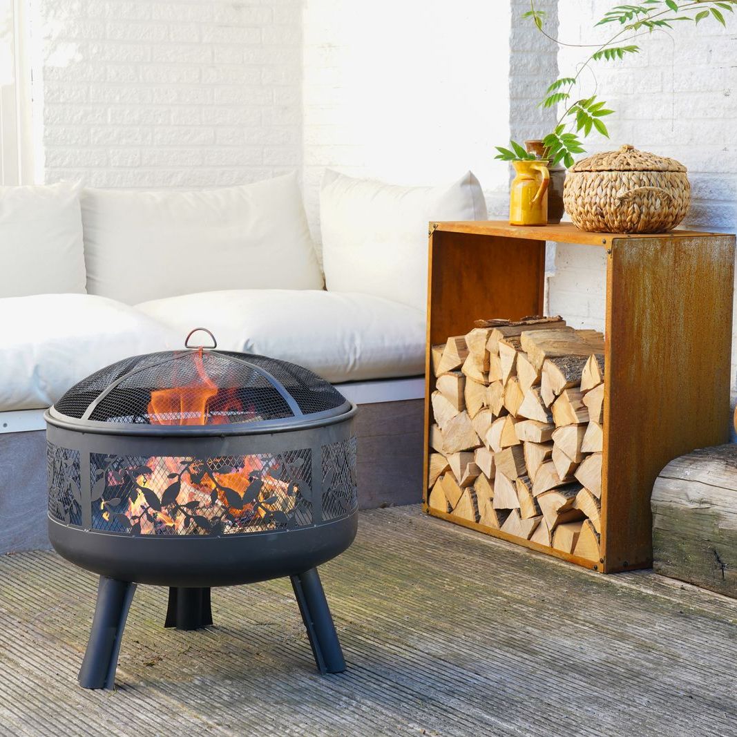 HEAT Alna fire pit with spark lid on, burning on a patio