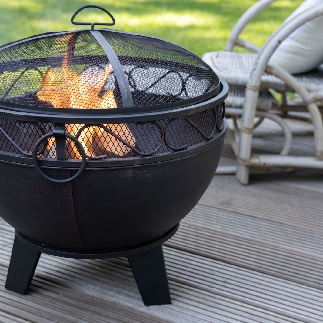 Close-up of the HEAT Boble fire bowl with its spark screen and handle