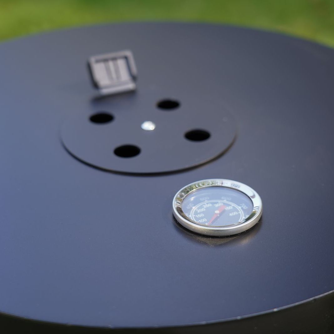 HEAT Braten lid showing air vents, handle and thermometer
