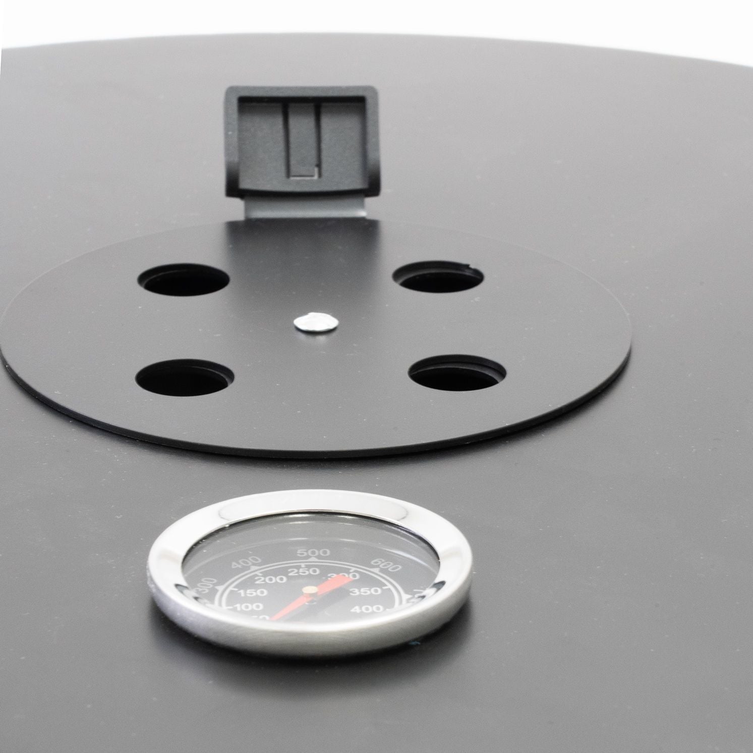 Close-up of the HEAT Braten lid vents and built-in thermometer